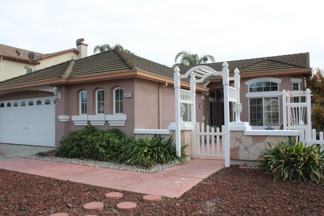 2014 Frauenfeld St in Manteca, CA - Building Photo - Building Photo