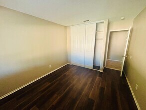 37010 42nd St E in Palmdale, CA - Foto de edificio - Building Photo