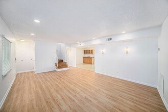 4711 Travertine Dr in Tampa, FL - Building Photo - Building Photo