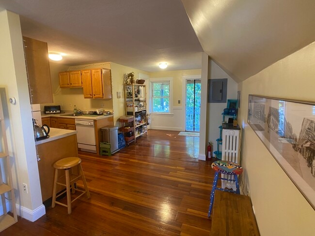 8 Mendelssohn St, Unit 3 in Boston, MA - Foto de edificio - Building Photo