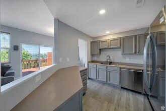 175 E Wayfield Dr in Draper, UT - Building Photo - Building Photo