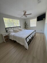 8114 N Newport Ave in Tampa, FL - Foto de edificio - Building Photo