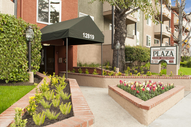 The Plaza in Valley Village, CA - Building Photo - Building Photo