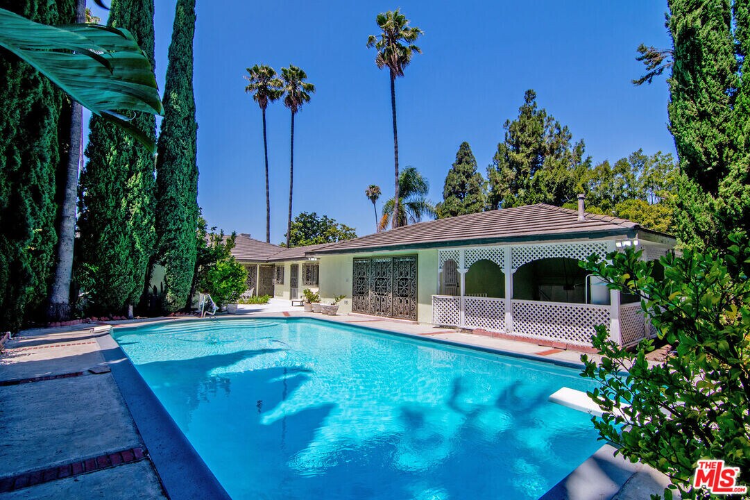 180 Highland Ave in Los Angeles, CA - Building Photo