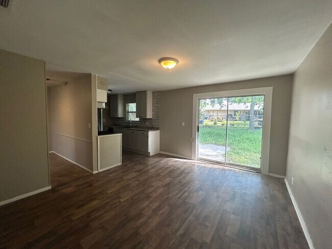7323 Glen Manor