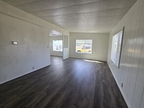 2097 Castle Ave in Roseburg, OR - Building Photo - Building Photo