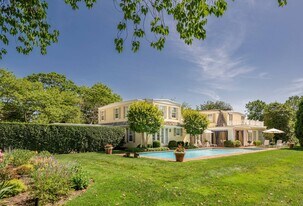 2 Fairlea Rd in Southampton, NY - Building Photo