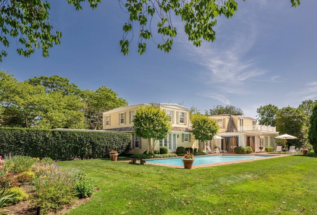 2 Fairlea Rd in Southampton, NY - Building Photo