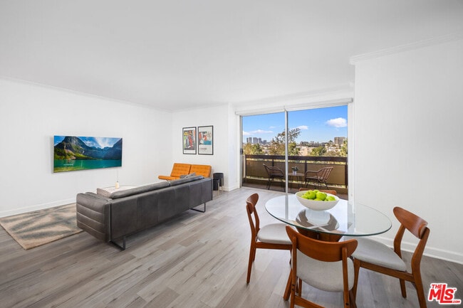321 S San Vicente Blvd in Los Angeles, CA - Building Photo - Building Photo