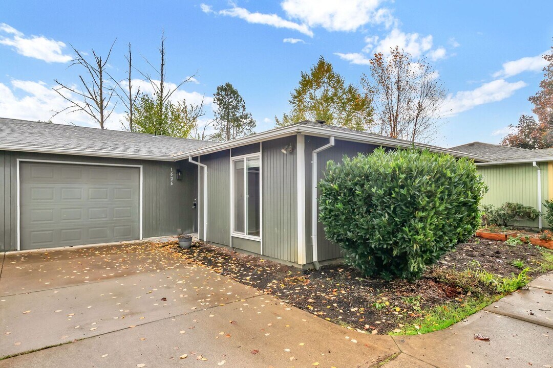 1628-1628 Madras St SE in Salem, OR - Building Photo