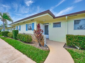 2804 Crosley Dr E in West Palm Beach, FL - Building Photo