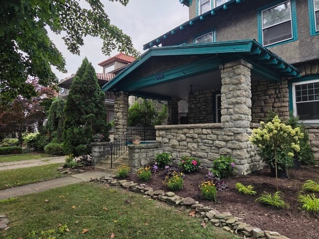 562 Richmond Ave, Unit Studii