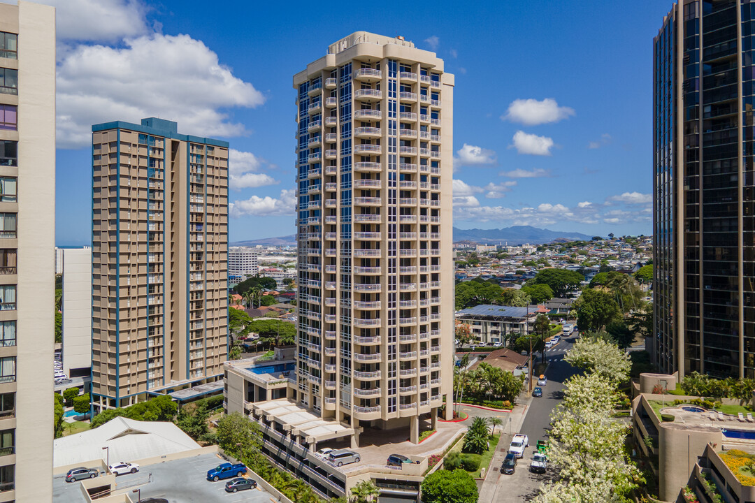 Nuuanu Parkside in Honolulu, HI - Building Photo