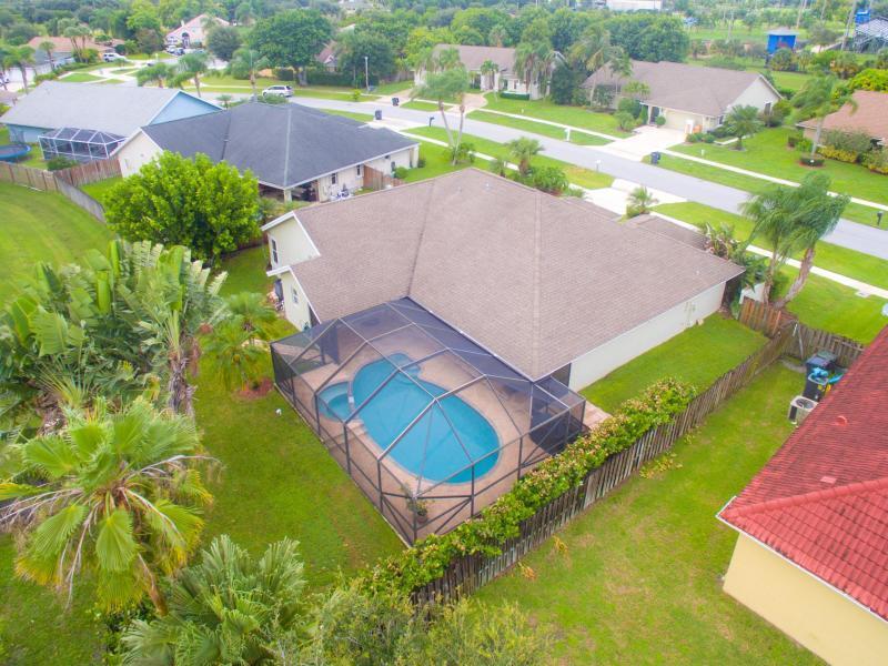 13725 Folkestone Cir in Wellington, FL - Building Photo