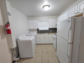 947 Grebe St, Unit 4 in Baton Rouge, LA - Foto de edificio - Building Photo