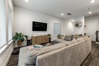 5725 White Magnolia St. in Houston, TX - Building Photo - Building Photo