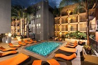 Pool twilight - Avana North Hollywood Apartamentos in Los Angeles, California