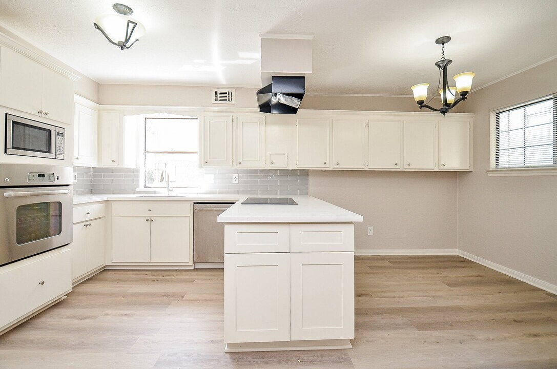 16015 Southampton Dr in Spring, TX - Building Photo