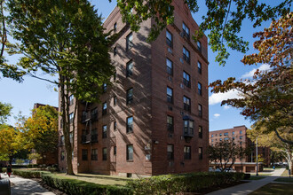 Electchester Housing in Fresh Meadows, NY - Foto de edificio - Building Photo