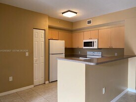 8060 N Nob Hill Rd in Tamarac, FL - Building Photo