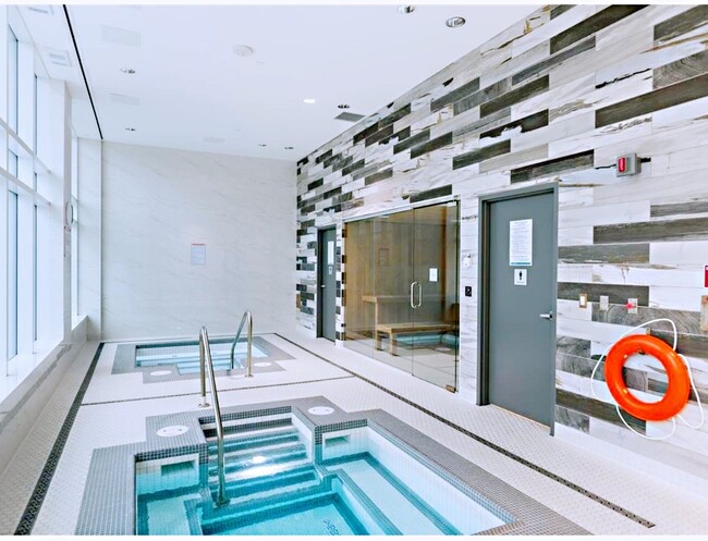 4900 Lennox Ln in Burnaby, BC - Building Photo - Building Photo