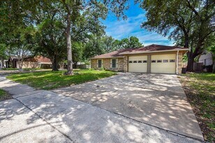 13430 Piney Oaks Dr in Houston, TX - Building Photo