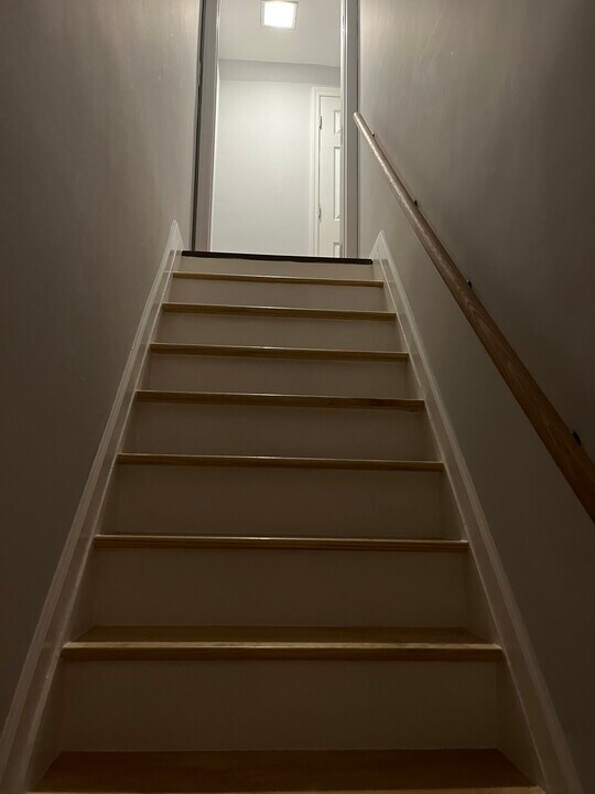 8 Bunting Ln, Unit Yolanda Giraldo in Levittown, NY - Foto de edificio