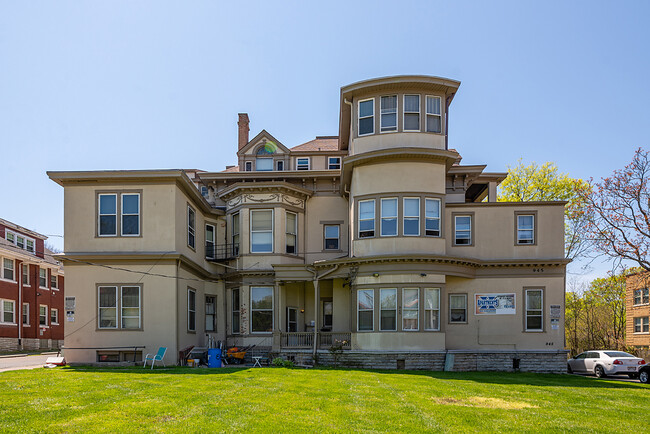 945 Dana Ave in Cincinnati, OH - Foto de edificio - Building Photo