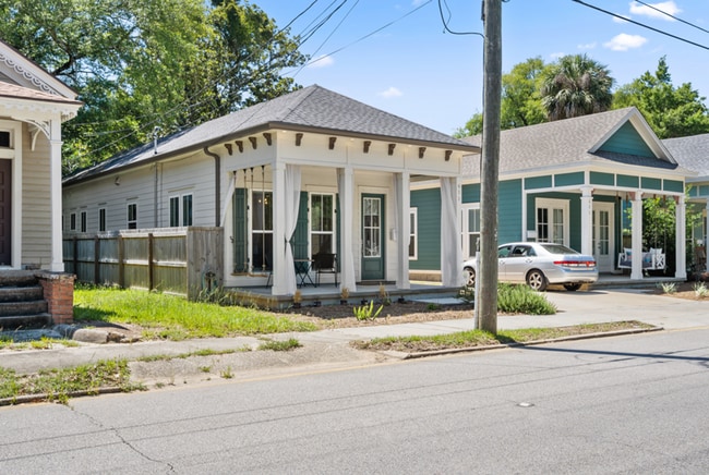 property at 611 N Davis Hwy