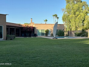 8111 N 65th St in Paradise Valley, AZ - Foto de edificio - Building Photo