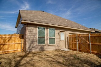 1926 Jasmine Dr in Lancaster, TX - Building Photo - Building Photo