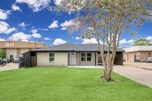 8817 Emmott Rd in Houston, TX - Building Photo