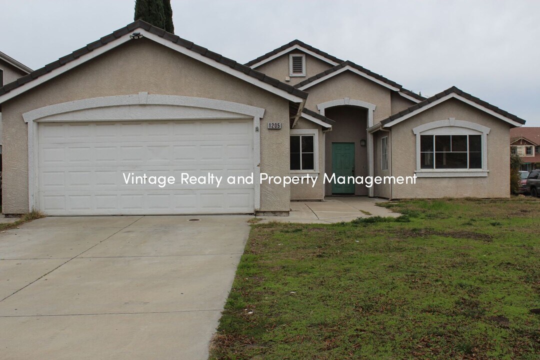 1205 Woodbury Ln in Stockton, CA - Building Photo