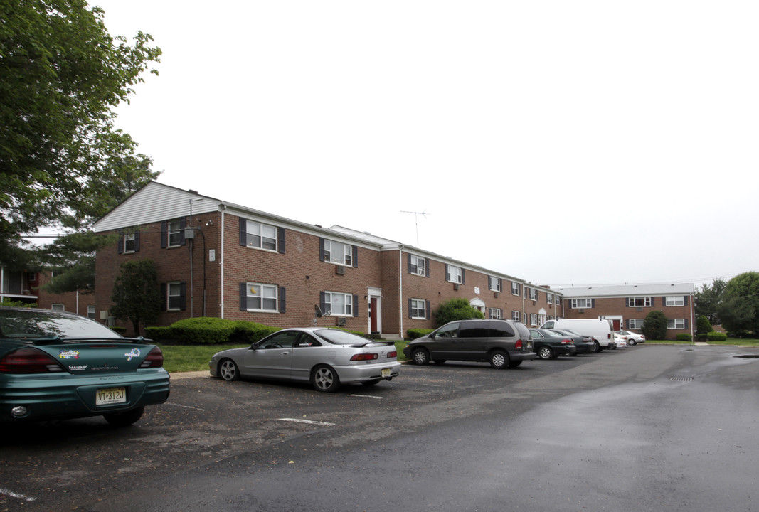 Dorchester Arms in Hightstown, NJ - Foto de edificio