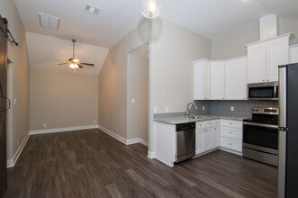 ADORABLE 2/1 APARTMENT CLOSE TO CAMPUS! DEC MOVE IN! in College Station, TX - Building Photo - Building Photo