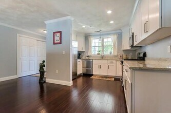 18 Dale St, Unit 4B in Andover, MA - Building Photo - Building Photo