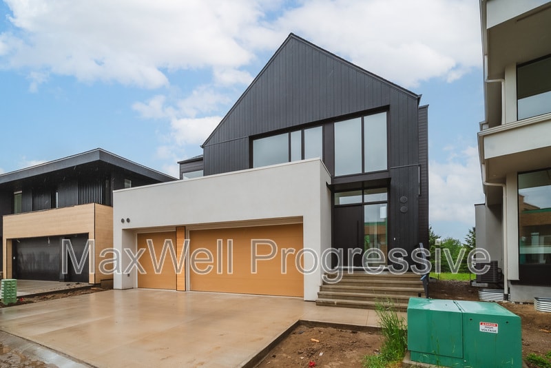 6090 Crawford Dr SW in Edmonton, AB - Building Photo