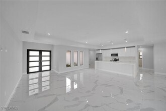 1102 Santa Barbara Blvd N in Cape Coral, FL - Foto de edificio - Building Photo
