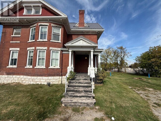 415 Davis Dr in Newmarket, ON - Building Photo - Building Photo