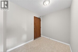 35 Green Valley Dr in Kitchener, ON - Building Photo - Building Photo