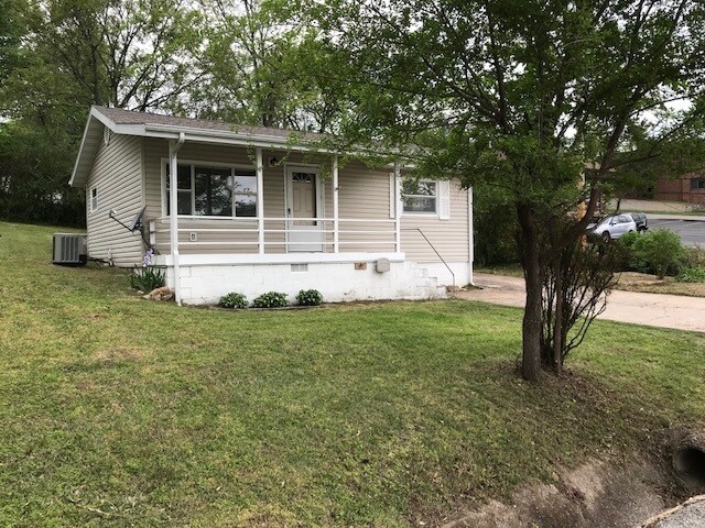 211 S 3rd St in Branson, MO - Building Photo