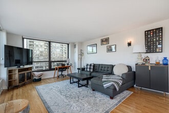 2020 N Lincoln Park W, Unit 3G in Chicago, IL - Building Photo - Building Photo