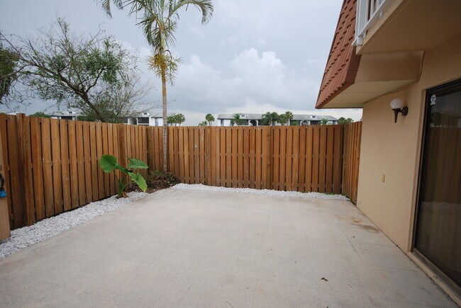 555 Green Springs Pl in West Palm Beach, FL - Building Photo - Building Photo