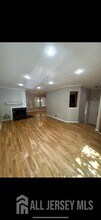 1094 Schmidt Ln in North Brunswick, NJ - Building Photo - Building Photo