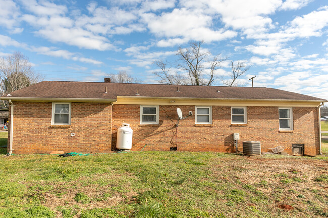 302 Salem Rd in Morganton, NC - Building Photo - Building Photo