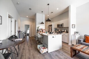 2251 W Lawrence Ave, Unit 201 in Chicago, IL - Building Photo