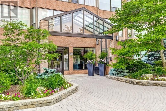 1270 Maple Crossing Blvd in Burlington, ON - Building Photo - Building Photo