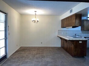 40 N 19th Ave in Lemoore, CA - Building Photo - Building Photo