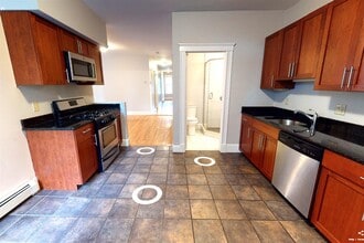 11 Beacon St, Unit 1 in Somerville, MA - Foto de edificio - Building Photo
