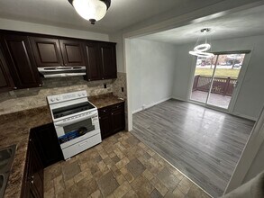 8337 E Moor Ct in Windsor, ON - Building Photo - Building Photo